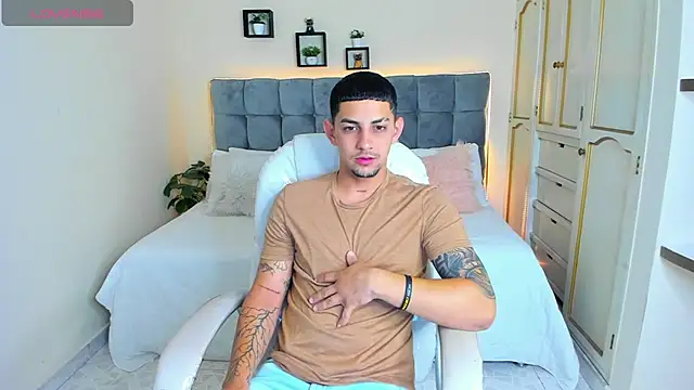 Snapshot of Alex_cute77 chatting on 03/01/25, 12:12 Alex cute77 online show from 03/01/25, 12:12