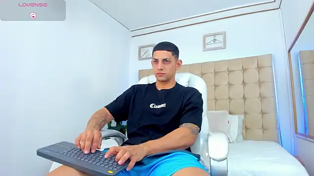 Snapshot of Alex_cute77 chatting on 09/30/25, 11:59 Alex cute77 online show from 09/30/25, 11:59