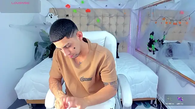 Snapshot of Alex_cute77 chatting on 10/10/25, 12:04 Alex cute77 online show from 10/10/25, 12:04