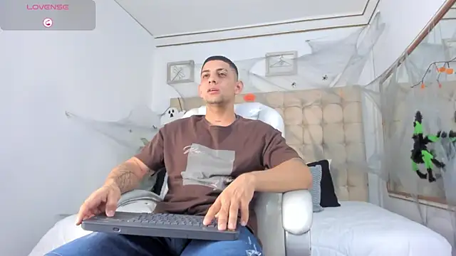 Snapshot of Alex_cute77 chatting on 10/15/25, 10:48 Alex cute77 online show from 10/15/25, 10:48