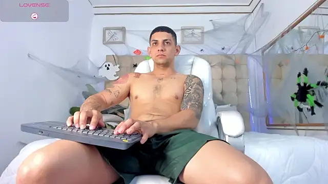 Snapshot of Alex_cute77 chatting on 10/21/25, 12:17 Alex cute77 online show from 10/21/25, 12:17