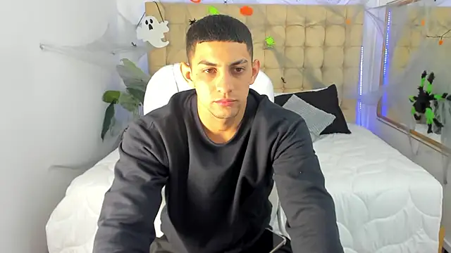 Snapshot of Alex_cute77 chatting on 10/22/25, 12:49 Alex cute77 online show from 10/22/25, 12:49