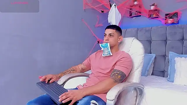 Snapshot of Alex_cute77 chatting on 10/30/25, 12:17 Alex cute77 online show from 10/30/25, 12:17