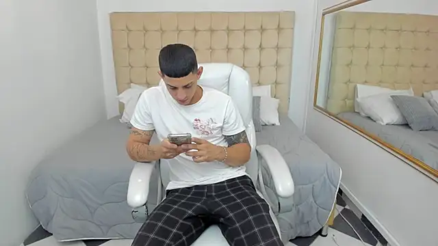 Snapshot of Alex_cute77 chatting on 12/15/25, 11:36 Alex cute77 online show from 12/15/25, 11:36