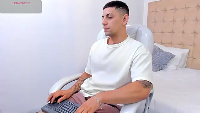 Snapshot of Alex_cute77 chatting on 01/07/26, 12:51 Alex cute77 online show from 01/07/26, 12:51