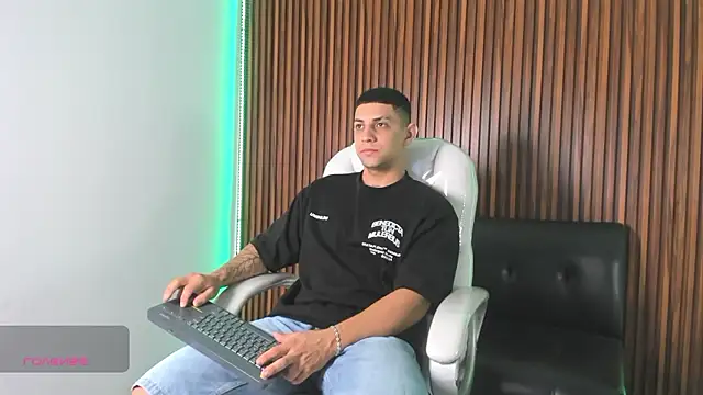 Snapshot of Alex_cute77 chatting on 01/10/26, 12:40 Alex cute77 online show from 01/10/26, 12:40