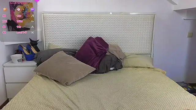 Eva Rogers  online show from 09/18/25, 09:00