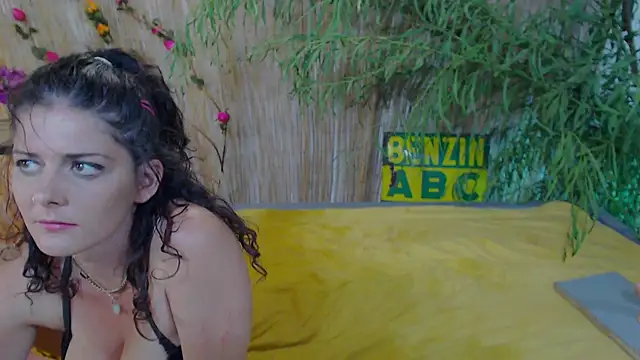 Snapshot of SweetJojo1993 chatting on 10/05/25, 10:29 SweetJojo1993 online show from 10/05/25, 10:29