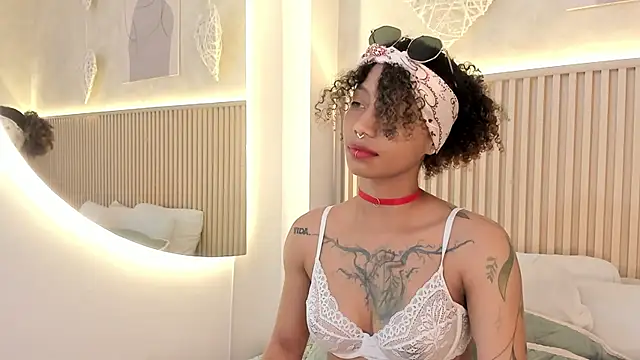 daiana curly online show from 03/24/26, 07:52