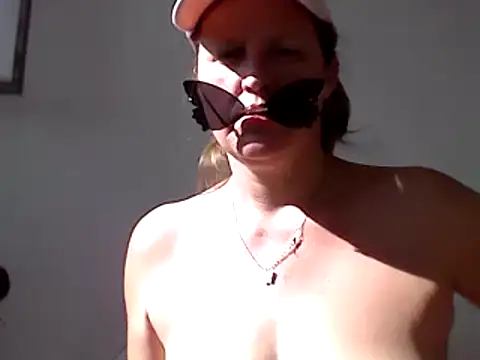 Snapshot of DragoneSFR chatting on 03/05/25, 11:38 DragoneSFR online show from 03/05/25, 11:38