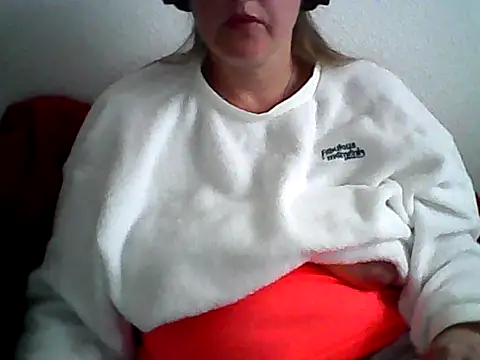 Snapshot of DragoneSFR chatting on 03/10/25, 08:04 DragoneSFR online show from 03/10/25, 08:04