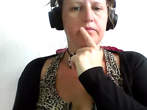 Snapshot of DragoneSFR chatting on 03/11/25, 09:56 DragoneSFR online show from 03/11/25, 09:56