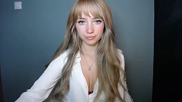 LuciaYoung online show from 10/28/25, 07:45