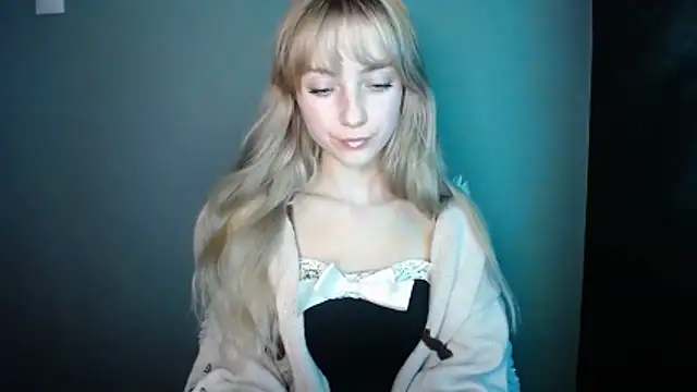 LuciaYoung online show from 12/02/25, 01:17