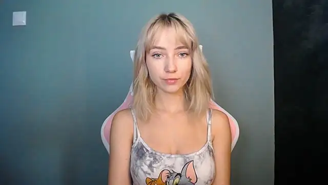 Snapshot of LuciaYoung chatting on 06/20/26, 12:19 LuciaYoung online show from 06/20/26, 12:19