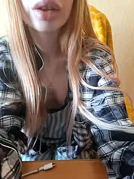 Snapshot of Elza_kom chatting on 02/15/26, 04:42 Elza kom online show from 02/15/26, 04:42