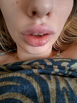 Snapshot of Elza_kom chatting on 02/16/26, 08:21 Elza kom online show from 02/16/26, 08:21