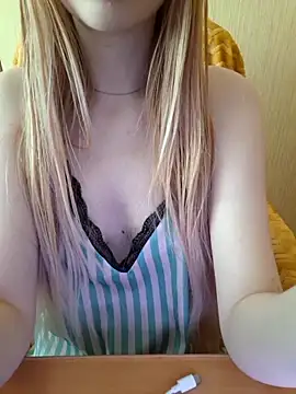 Snapshot of Elza_kom chatting on 02/17/26, 04:09 Elza kom online show from 02/17/26, 04:09