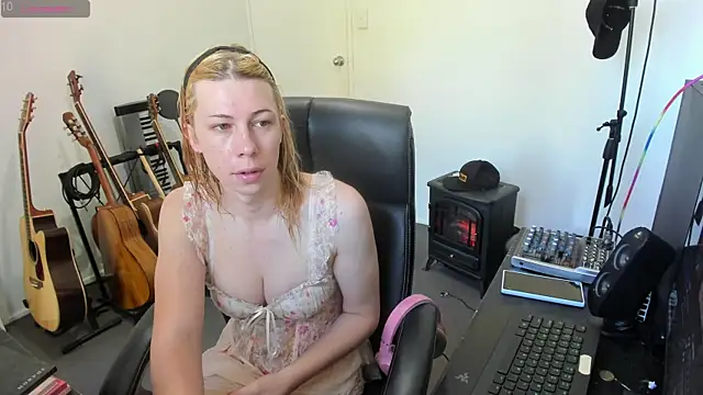 Snapshot of Ts-lucy-lux chatting on 09/10/25, 09:59 Ts-lucy-lux online show from 09/10/25, 09:59