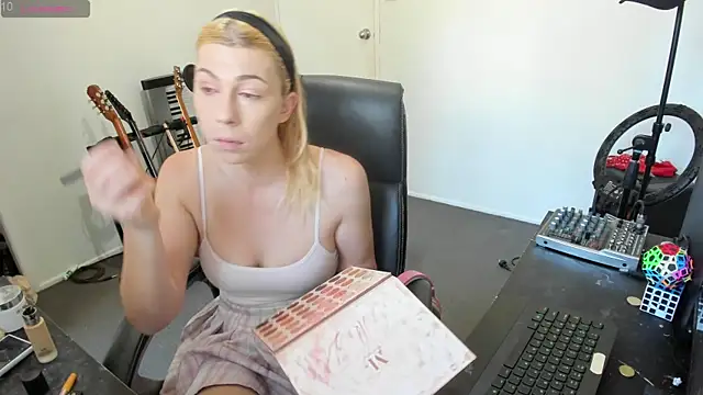 Snapshot of Ts-lucy-lux chatting on 10/06/25, 09:34 Ts-lucy-lux online show from 10/06/25, 09:34