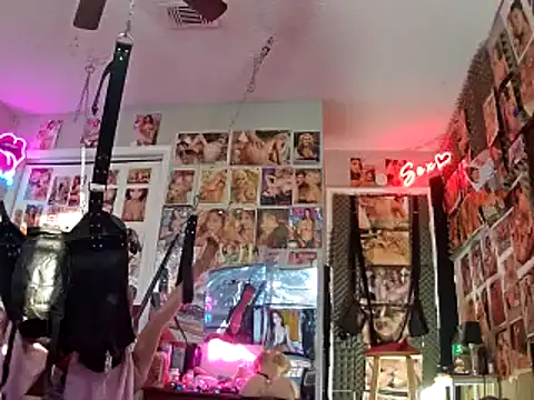 Snapshot of luvs2cumm69 chatting on 12/03/24, 01:43 luvs2cumm69 online show from 12/03/24, 01:43