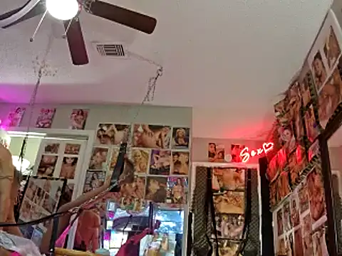 Snapshot of luvs2cumm69 chatting on 12/19/24, 08:55 luvs2cumm69 online show from 12/19/24, 08:55