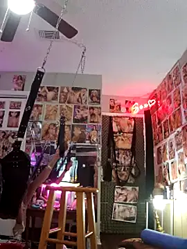 Snapshot of luvs2cumm69 chatting on 03/15/25, 11:29 luvs2cumm69 online show from 03/15/25, 11:29