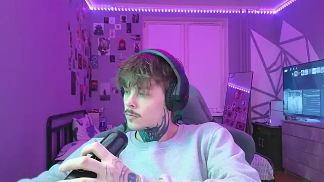 DENIS HERE online show from 02/11/25, 05:07