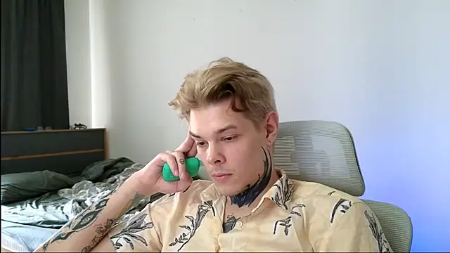 Snapshot of DENIS_HERE chatting on 05/14/26, 12:01 DENIS HERE online show from 05/14/26, 12:01