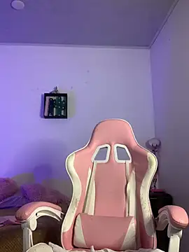 Snapshot of violet-333 chatting on 12/30/24, 04:40 violet-333 online show from 12/30/24, 04:40