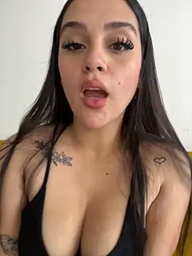 Snapshot of violet-333 chatting on 11/19/25, 01:33 violet-333 online show from 11/19/25, 01:33