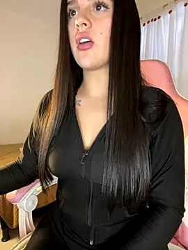 Snapshot of violet-333 chatting on 12/15/25, 06:34 violet-333 online show from 12/15/25, 06:34