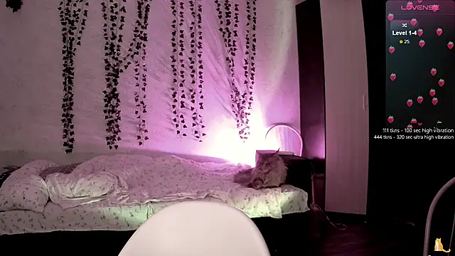 strawberry elfcat online show from 10/29/25, 03:36