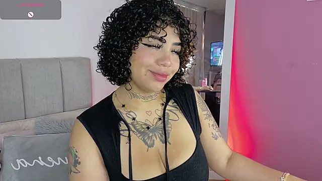 foxxy-lov3 online show from 11/18/25, 12:53