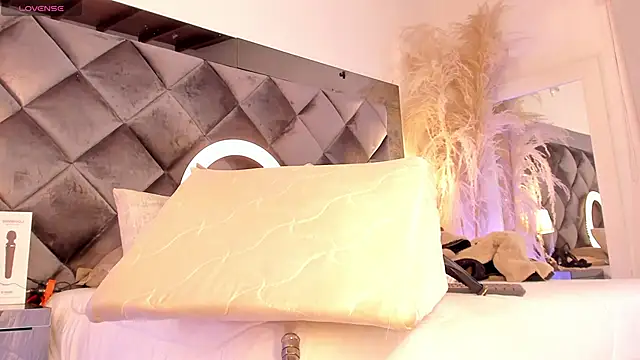 sofhiaa adaams online show from 10/30/25, 11:16