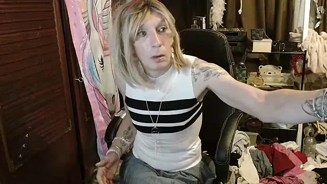 Ombeline1 online show from 10/29/25, 07:04