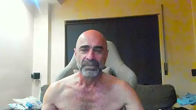Snapshot of Bicopflirt chatting on 05/07/26, 11:43 Bicopflirt online show from 05/07/26, 11:43
