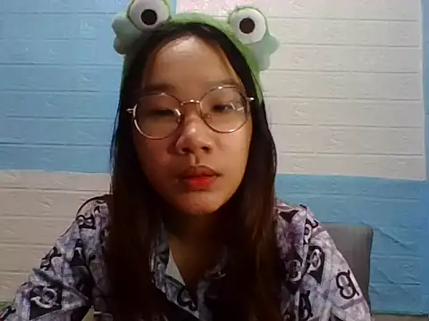 Snapshot of Nanoko chatting on 11/17/25, 04:24 Nanoko online show from 11/17/25, 04:24