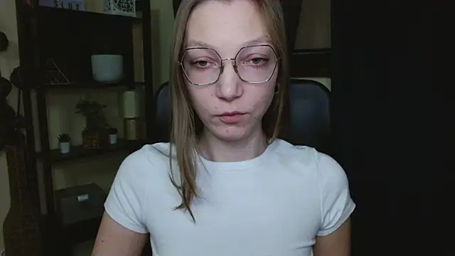 Snapshot of EmillyPlay chatting on 02/13/26, 06:42 EmillyPlay online show from 02/13/26, 06:42