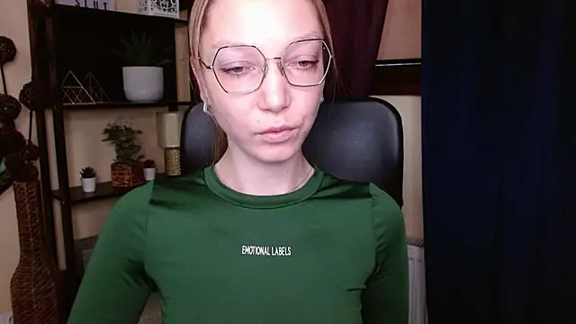 Snapshot of EmillyPlay chatting on 02/19/26, 06:31 EmillyPlay online show from 02/19/26, 06:31