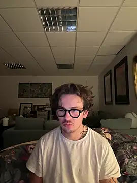 Snapshot of hardmecl chatting on 12/13/24, 10:45 hardmecl online show from 12/13/24, 10:45