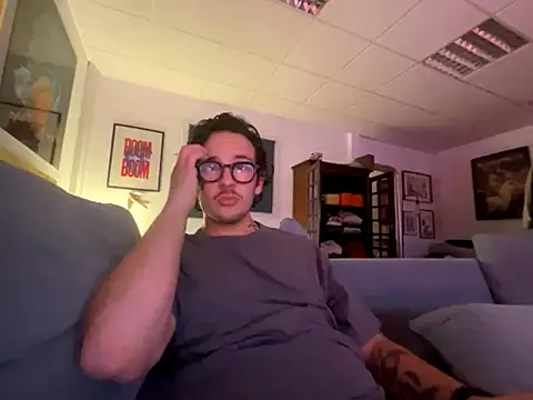 Snapshot of hardmecl chatting on 10/03/25, 08:28 hardmecl online show from 10/03/25, 08:28