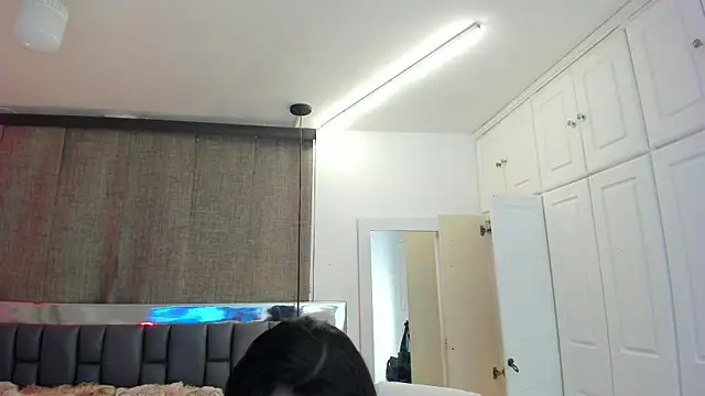 IsseyMz online show from 02/10/25, 06:53