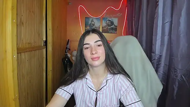 Fiery Brunette  online show from 02/18/25, 06:37