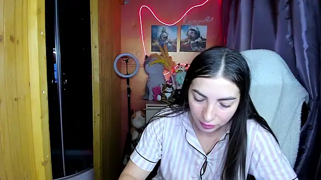 Fiery Brunette  online show from 02/18/26, 04:30