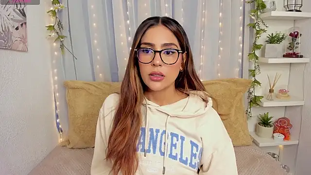 HazzelGray online show from 04/19/26, 02:27