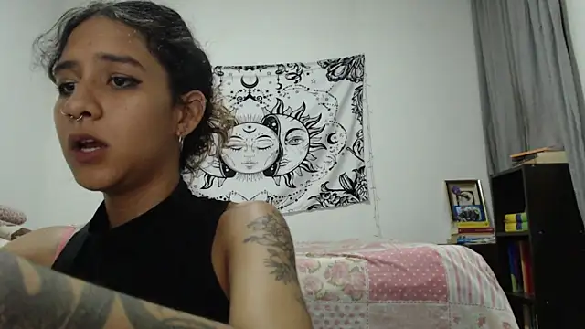 Snapshot of AlinaWoolf_ chatting on 01/13/25, 02:39 AlinaWoolf  online show from 01/13/25, 02:39