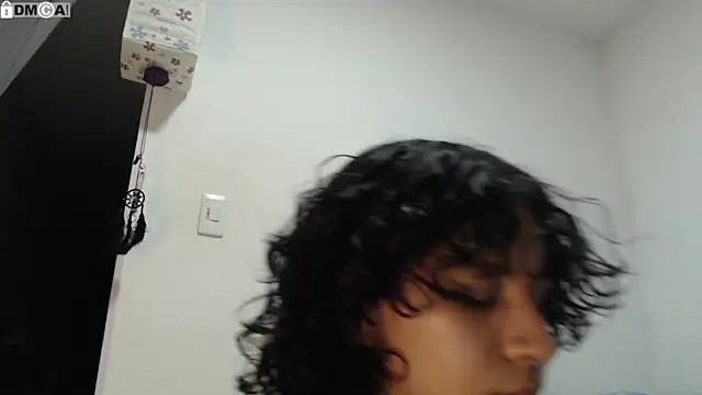 Snapshot of AlinaWoolf_ chatting on 09/16/25, 04:35 AlinaWoolf  online show from 09/16/25, 04:35