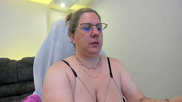 Snapshot of katie_joness_ chatting on 09/10/25, 01:00 katie joness  online show from 09/10/25, 01:00