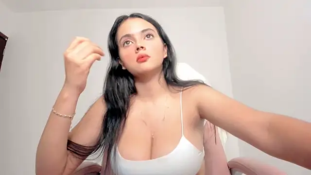 Snapshot of Sarah_angell chatting on 10/17/25, 02:26 Sarah angell online show from 10/17/25, 02:26